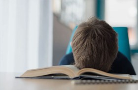 أب يحرق طفله بسبب الواجبات المدرسية