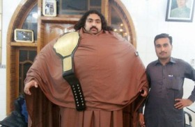 رجل عملاق يبحث عن زوجة ضخمة