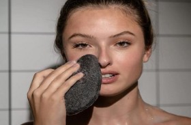 ليفة استحمام محملة بالفحم لبشرة صحية