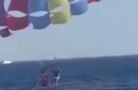 فيديو لقرش يستقبل مظليا في البحر
