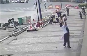 ينقذ طفلة سقطت من الطابق الخامس 