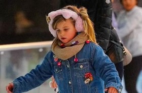 إيرينا شايك مع ابنتها من  برادلي كوبر في رحلة تزلج