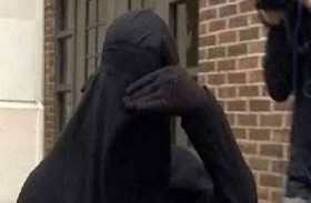 يرتدي نقابا لمراقبة زوجته