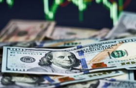 الدولار يتراجع قليلا عن ذروة عامين  واليوان ينزلق إلى أدنى مستوى في 16 شهرا 