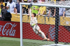 بعد تصريح الساونا.. حارس  دورتموند يحرج مدربه