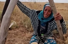 طفل مشنوق تحت أعمدة خشبية 