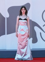 الممثلة البريطانية فيولا بريتيجون على السجادة الحمراء لفيلم «وصية آن لي» في مهرجان البندقية السينمائي الدولي. ا ف ب