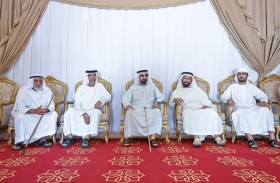 محمد بن راشد يقدّم واجب العزاء في وفاة حميد بن بدر العليلي