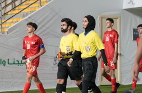 الإماراتية روضة المنصوري أول حكمة تقود مباريات في بطولة كروية خليجية