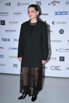 الممثلة الفرنسية غيفانا بينيديتي خلال جلسة التصوير الخاصة بحفل توزيع جوائز السينما الـ 28  Ceremonie des lumieres  في باريس. (ا ف ب)