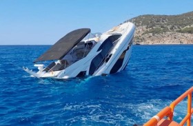 إنقاذ عائلة بعد غرق يختها الفاخر