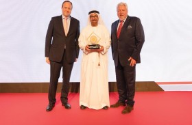 ناصر النويس ينال جائزة إنجاز العمر في حفل توزيع جوائز بيزنس ترافيلر الشرق الأوسط