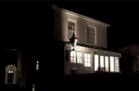 خلاف على فانوس يكلف مُسنَّين 127 ألف دولار!