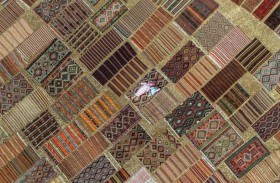 تعتيق آلاف السجادات تحت أشعة الشمس معلم سياحي في أنطاليا 