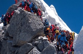 تأجيلات في نقل الإمدادات إلى جبل إيفرست 