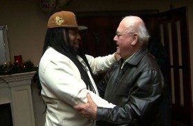 يجتمع مع رجل إطفاء أنقذه قبل 45 عاماً