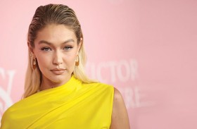 جيجي حديد بإطلالة صيفية برفقة ابنتها خاي