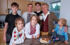 ستيوارت يهدي عائلة أوكرانية منزلاً في بريطانيا 