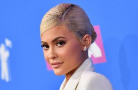 كايلي جينير تستعرض حملها بإطلالة كيم كارداشيان