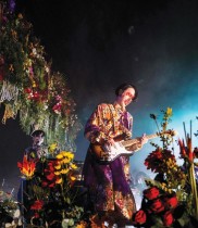 أعضاء فرقة Psysalia للموسيقى، يرتدون إبداعات من ماركة الأزياء KIDILL، يؤدون عرضًا خلال أسبوع الموضة في طوكيو. ا ف ب