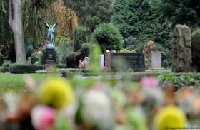 متقاعد يجد اسمه على شاهد قبر!