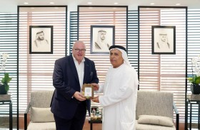 الطاير يلتقي وفد الاتحاد الدولي لكرة السلة