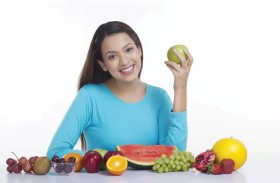 طبيب يوضح مخاطر الإفراط في تناول الفواكه