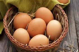 يقضي نصف عمره ببيع بيضة ورغيف