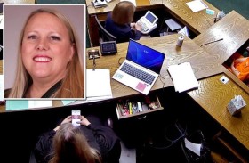 استقالة قاضية أرسلت 500 رسالة أثناء محاكمة 