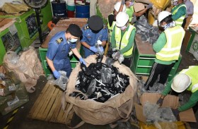 جمارك دبي تعيد تدوير 1906 قطع من البضائع المقلدة