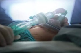 طفلة تعاني حالة نادرة تهدد حياتها