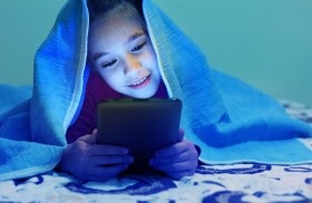 من تأخر النطق إلى مشكلات المشي .. كيف يمكن أن «يضر» وقت الشاشة بطفلك