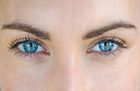 سر يجمع أصحاب العيون الزرقاء