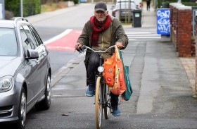 ثري ألماني يجمع طعامه من سلال القمامة