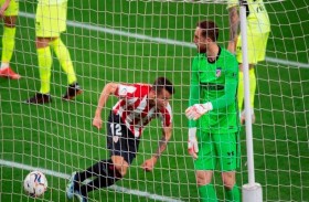 انتكاسة لأتلتيكو وبرشلونة يقترب من صدارة الليغا