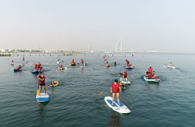 قوارب تجديف واقف تستعرض أمام برج خليفة الجمعة