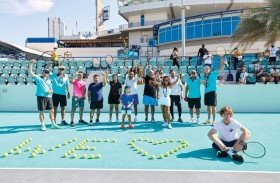 أندي موراي يحضّر وجبة أمام جمهوره قبل وجبة الحماس في الملعب في ثاني أيام بطولة مبادلة للتنس