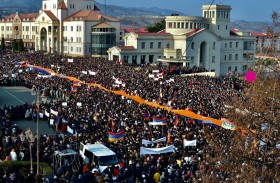 آلاف يتظاهرون في ناغورني قره باغ مطالبين بفتح ممر لاتشين 