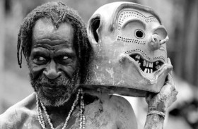 رجال قبيلة يأكلون جثث زوجاتهم!