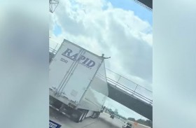 وصلة رقص على ظهر شاحنة تنتهي بكارثة 