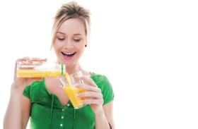 شرب السكريات أكثر ضرراً من تناولها في الطعام