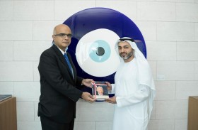 سفارة سنغافورة تهدي مكتبات دائرة الثقافة مجموعة من الكتب