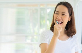 أطباء الأسنان يحذرون من أضرار معاجين تبييض الأسنان