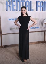 الممثلة الأمريكية إيزابيل كوسمان تحضر العرض الأول لفيلم «عائلة للإيجار» في مسرح DGA في لوس أنجلوس. ا ف ب