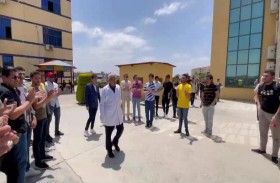 طلاب يكرمون الأستاذ بممر شرفي