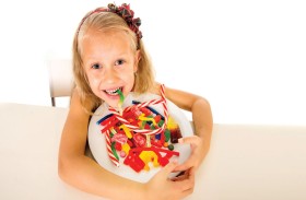 طبيب أطفال يكشف كمية الحلوى التي يمكن للطفل تناولها في اليوم