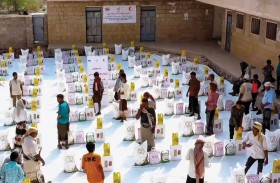 الإمارات تقدم 1000 سلة غذائية للأيتام والنازحين في الساحل الغربي لليمن