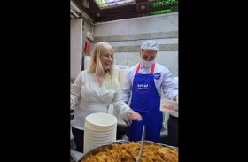 سفيرة أوروبية تقوم بإعداد الكشري في مطعم مصري