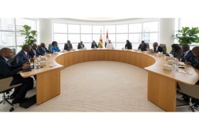 وفد من زيمبابوي يتعرف على تجارب دولة الإمارات في تطوير العمل الحكومي