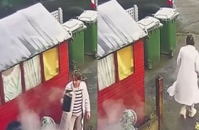 امرأة تسكب ماءً مغلياً على جارتها وحفيدها 